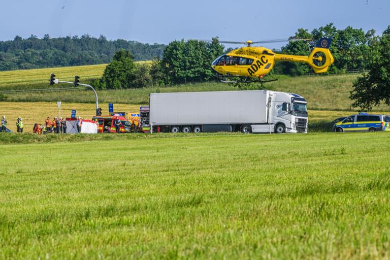 38590267 ein motorradfahrer wird beim abbiegen von der b290 auf die b29 von einem lkw erfasst rettungskraefte und polizei sind im einsatz 1KKiqXfcgf73